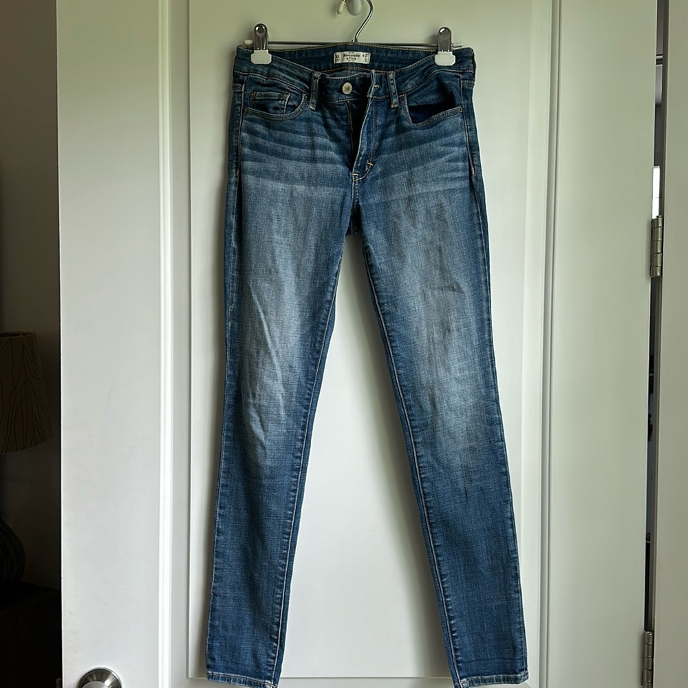 Abercrombie & Fitch Medium Wash Skinny Jean. Size 27/4R Inseam 31”.